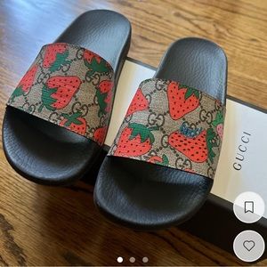 GUCCI slides - SUPREME edition with strawberries